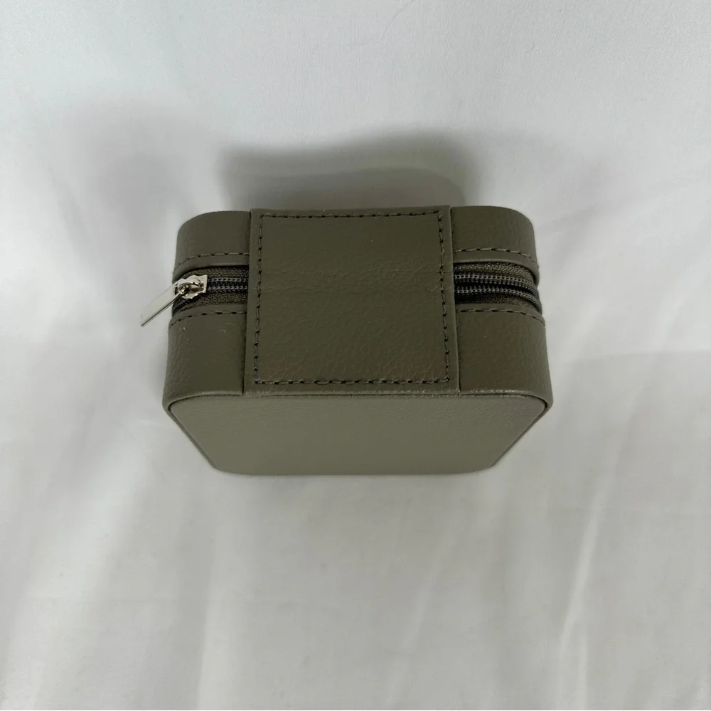 Vlando - Macaron - Portable Travel Jewelry Gray Zippered Box - NWOT